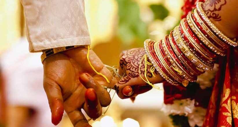 നവവധുവിനെ സിനിമ സ്റ്റൈലിൽ കാർ തടഞ്ഞ് കാമുകൻ തട്ടിക്കൊണ്ടു പോയി.