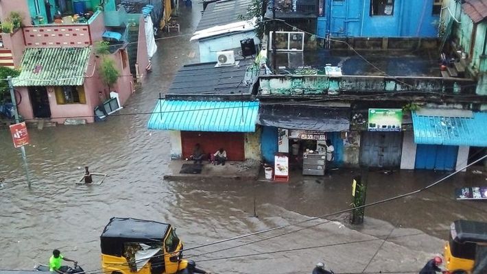 നിവാര്‍ ചുഴലിക്കാറ്റില്‍ അഞ്ച് മരണം; ലക്ഷക്കണക്കിനാളുകളെ മാറ്റി പാര്‍പ്പിച്ചത് ആള്‍നാശം കുറച്ചു