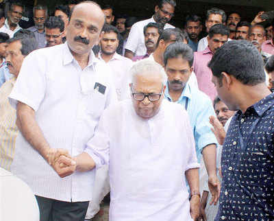 വി എസ് അച്യുതാനന്ദന് പോസ്റ്റല്‍ വോട്ട് അനുവദിക്കാത്തത് നിയമപരം: തിരഞ്ഞെടുപ്പ് കമ്മിഷണര്‍
