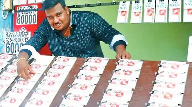 ആദ്യമായി 25 കോടി ലോട്ടറി അടിച്ച ഭാഗ്യവാന്‍ അനൂപ് ലോട്ടറി വിക്കാനിറങ്ങി. ഭാഗ്യവാന്റെ കൈയില്‍ നിന്നും ലോട്ടറി വാങ്ങിയാല്‍ ലോട്ടറി അടിക്കുമെന്ന് കരുതി ലോട്ടറി വാങ്ങാന്‍ വരുന്നവര്‍ നിരവധി. കോടികള്‍ ലോട്ടറി അടിച്ചിട്ടും അനൂപ് ലോട്ടറി കച്ചവടം തന്നെ തുടങ്ങിയതിന് കാരണം ഇതൊ???