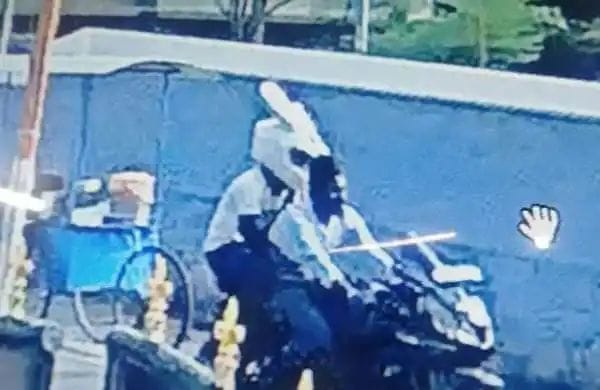 ബൈക്കില്‍ മുഖംമൂടി ധരിച്ചെത്തി വിദ്യാര്‍ത്ഥിനികളോട് പ്രണയാഭ്യര്‍ത്ഥന, നിരസിച്ചതോടെ അതിക്രമം Bike Guys Attacked