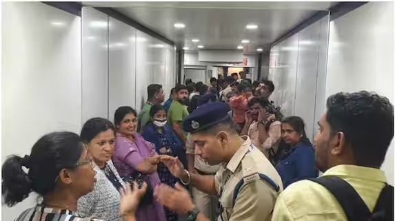 പറക്കുന്നതിന് തൊട്ടുമുമ്പ് വാതിലിനെന്തോ തകരാറ്; സൗദി എയർ വിമാനം റദ്ദാക്കി  Saudi Air flight