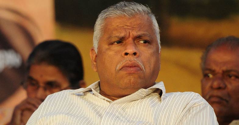 ചാണ്ടി ഉമ്മൻ ജയിച്ചിട്ടു വേണം ഒരു ബൂത്തിലുള്ളവർക്ക് അടുത്ത ബൂത്തിൽ വോട്ടു ചെയ്യാൻ: പരിഹസിച്ച് ജയരാജൻ  mv jayarajan