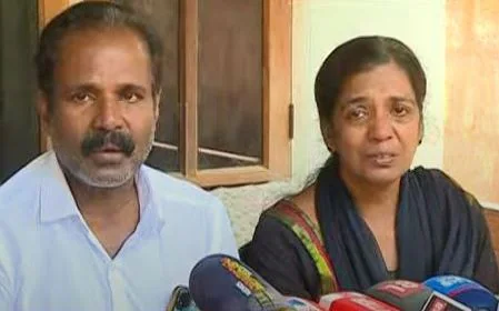 Sharon murder ഷാരോൺ വധക്കേസ്; ‘ഗ്രീഷ്മയുടെ അമ്മയെ വെറുതേവിട്ടതിൽ ഹൈക്കോടതിയെ സമീപിക്കുമെന്ന് ഷാരോണിന്റെ മാതാപിതാക്കൾ