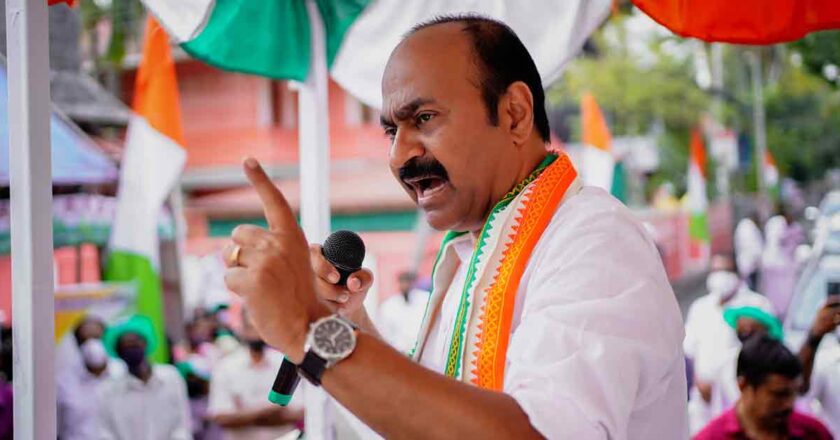 V. D. Satheesan മുഖ്യമന്ത്രി തമാശ പറയേണ്ട, വിഎസും പിണറായിയും തമ്മിലുണ്ടായത് എല്ലാവർക്കും അറിയാം- വിഡി സതീശൻ